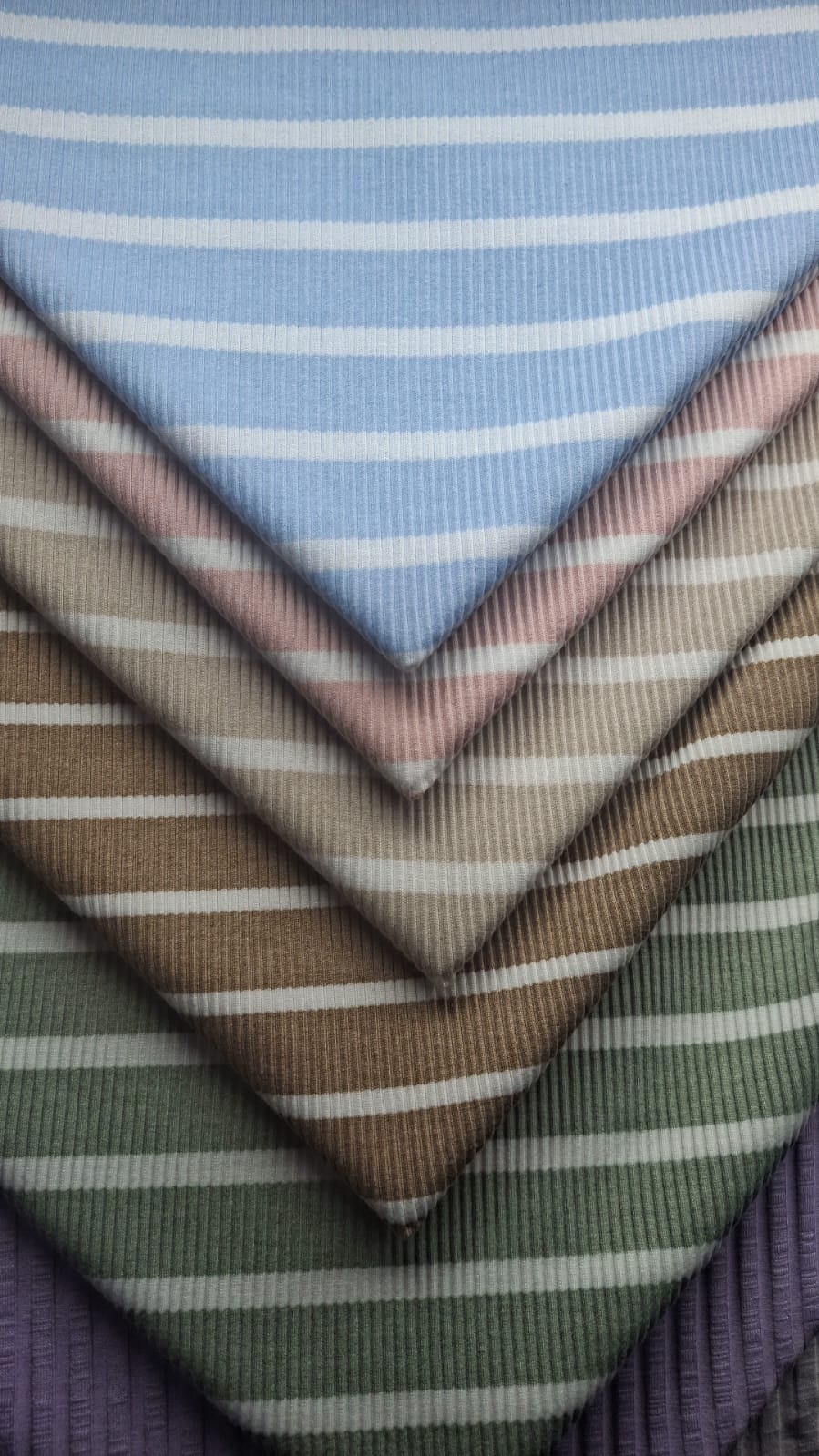 Telas acanaladas con rayas gruesas en azul, rosado, café y verde