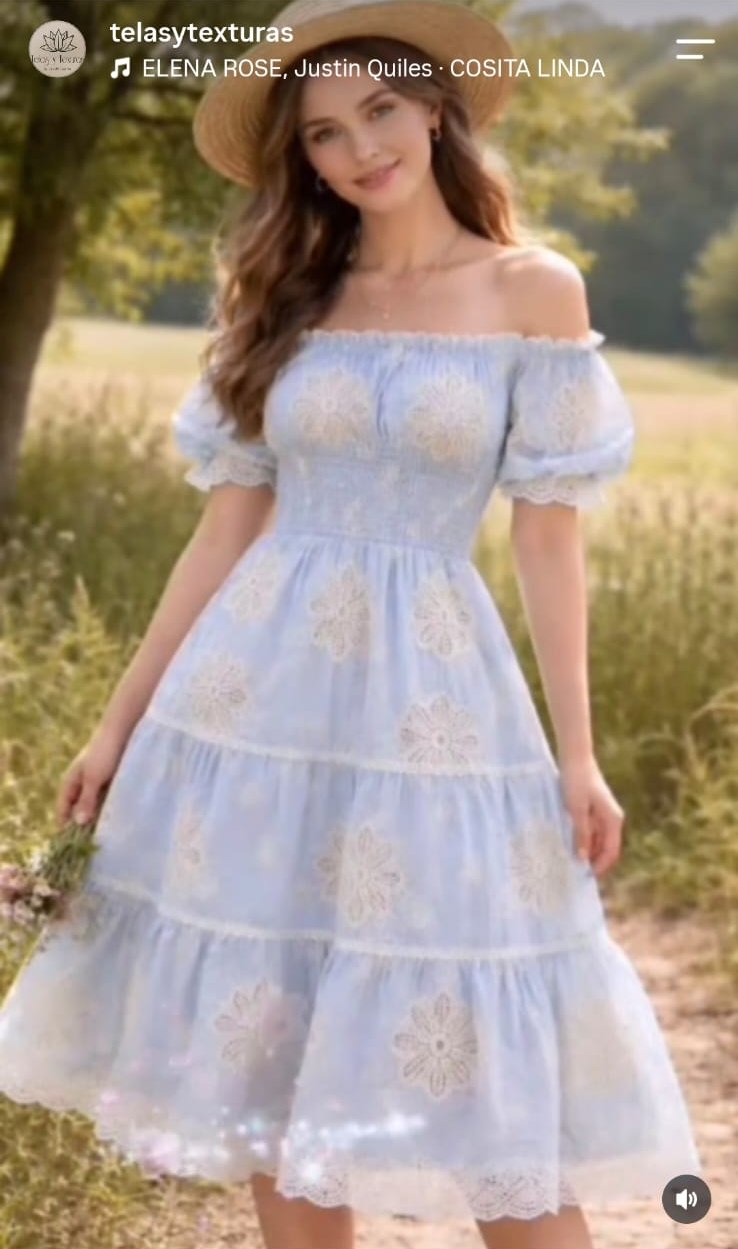 Inspiración de vestido azul claro con hombros descubiertos y motivos florales