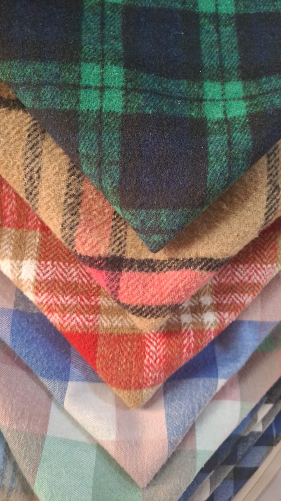 Capas de tela a cuadros en tonos verde, azul, rojo, rosa y tierra