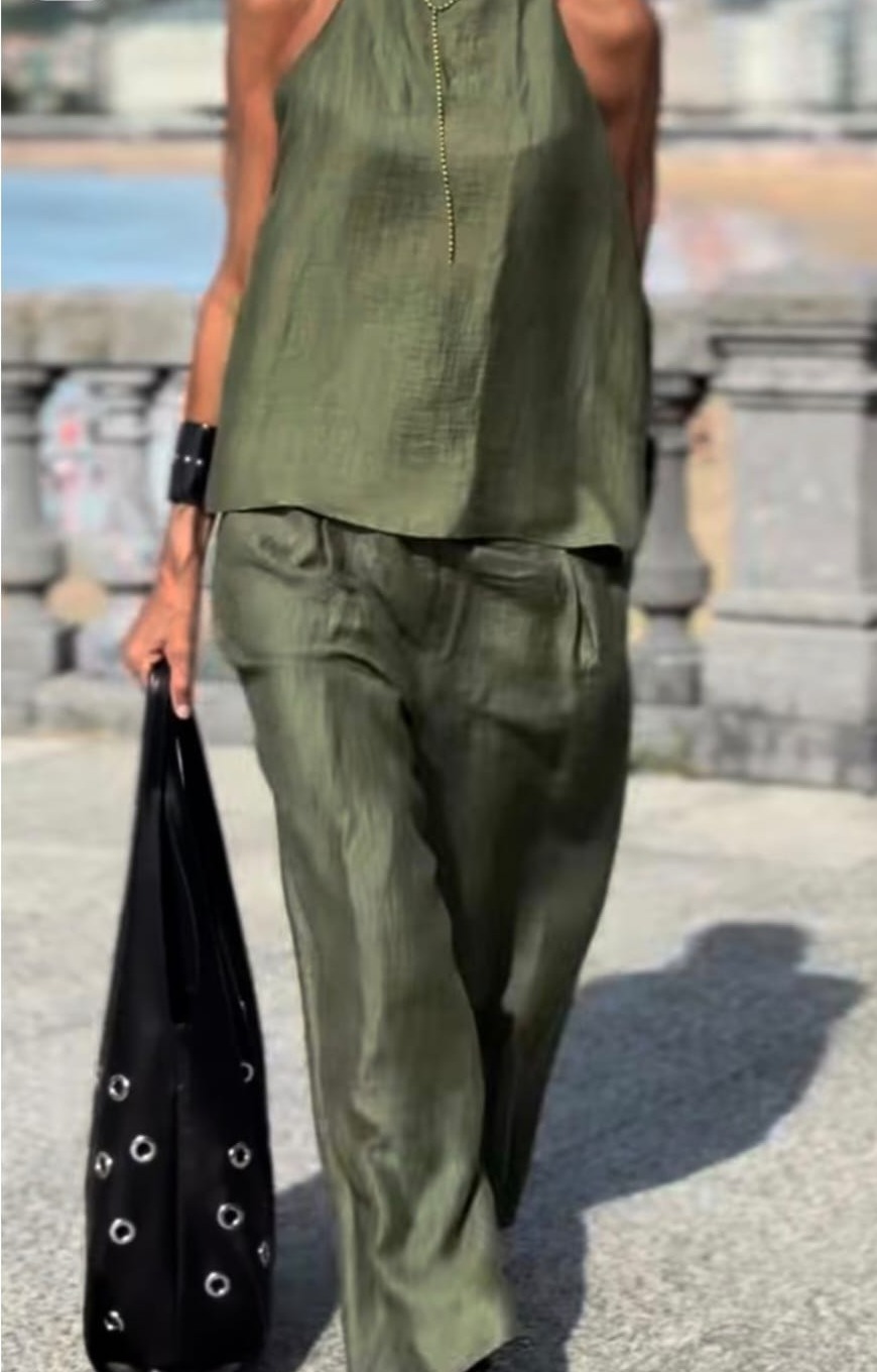 Inspiración de conjunto verde oliva con blusa sin mangas y pantalón amplio