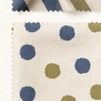 Muestra de tela clara con puntos azules y oliva